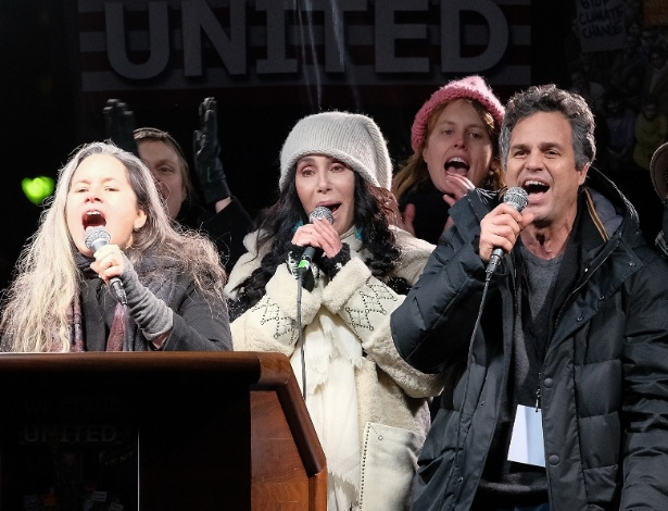 Natalie Merchant, Cher e Mark Ruffalo cantam durante protesto contra Donald Trump - D Dipasupil/Getty Images/AFP