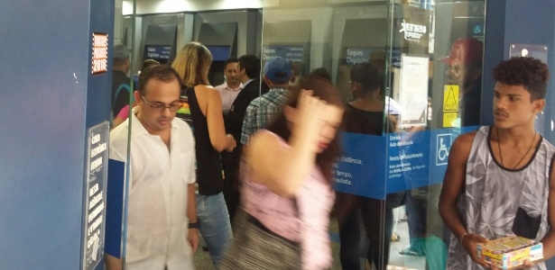 No fechamento, agências da Caixa em Porto Alegre registram movimento intenso  - Flávio Ilha/UOL