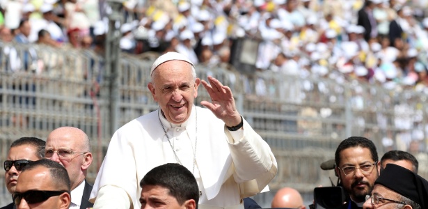 Papa Francisco acena ao chegar em estádio no Cairo, Egito - Alessandro Bianchi/ Reuters