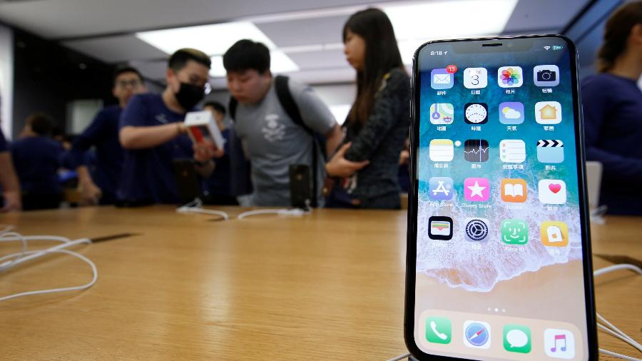 Clientes compram iPhones em loja da Apple em Hong Kong - Bobby Yip/Reuters