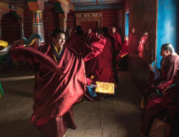 Monges de Dzongsar se preparam para dança durante cerimônia do Ano Novo Tibetano - Gilles Sabrie/The New York Times