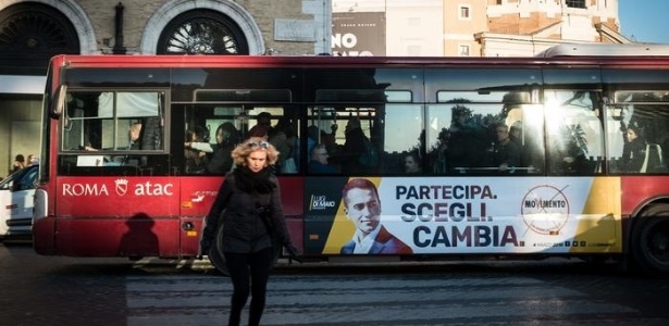 "Participe, escolha, mude!" Cartaz do Movimento 5 estrelas em ônibus em Roma  - picture-alliance/NurPhoto/A. Ronchini 