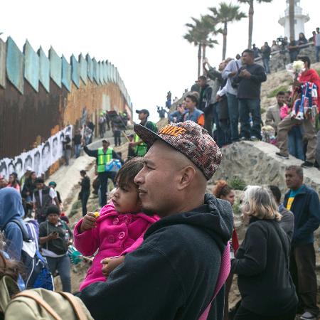 Imigrantes da América Central chegam à fronteira do México com os EUA, em Tijuana - Meghan Dhaliwal/The New York Times