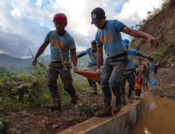 Polícia carrega corpo encontrado após deslizamento de terra em Itogon, no norte das Filipinas - Jes Aznar/The New York Times
