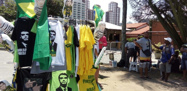 15.nov.2018 - Ambulantes vendem camisas de Bolsonaro e bonecos de Lula (PT) e do juiz Sergio Moro em frente ao condomínio onde mora o presidente eleito - MARCOS VIDAL/FUTURA PRESS/FUTURA PRESS/ESTADÃO CONTEÚDO