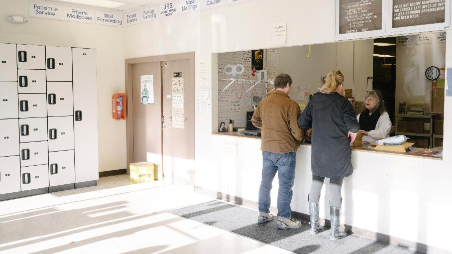 Clientes canadenses nos Correios de Blaine, em Washington (EUA) - Grant Hindsley/The New York Times