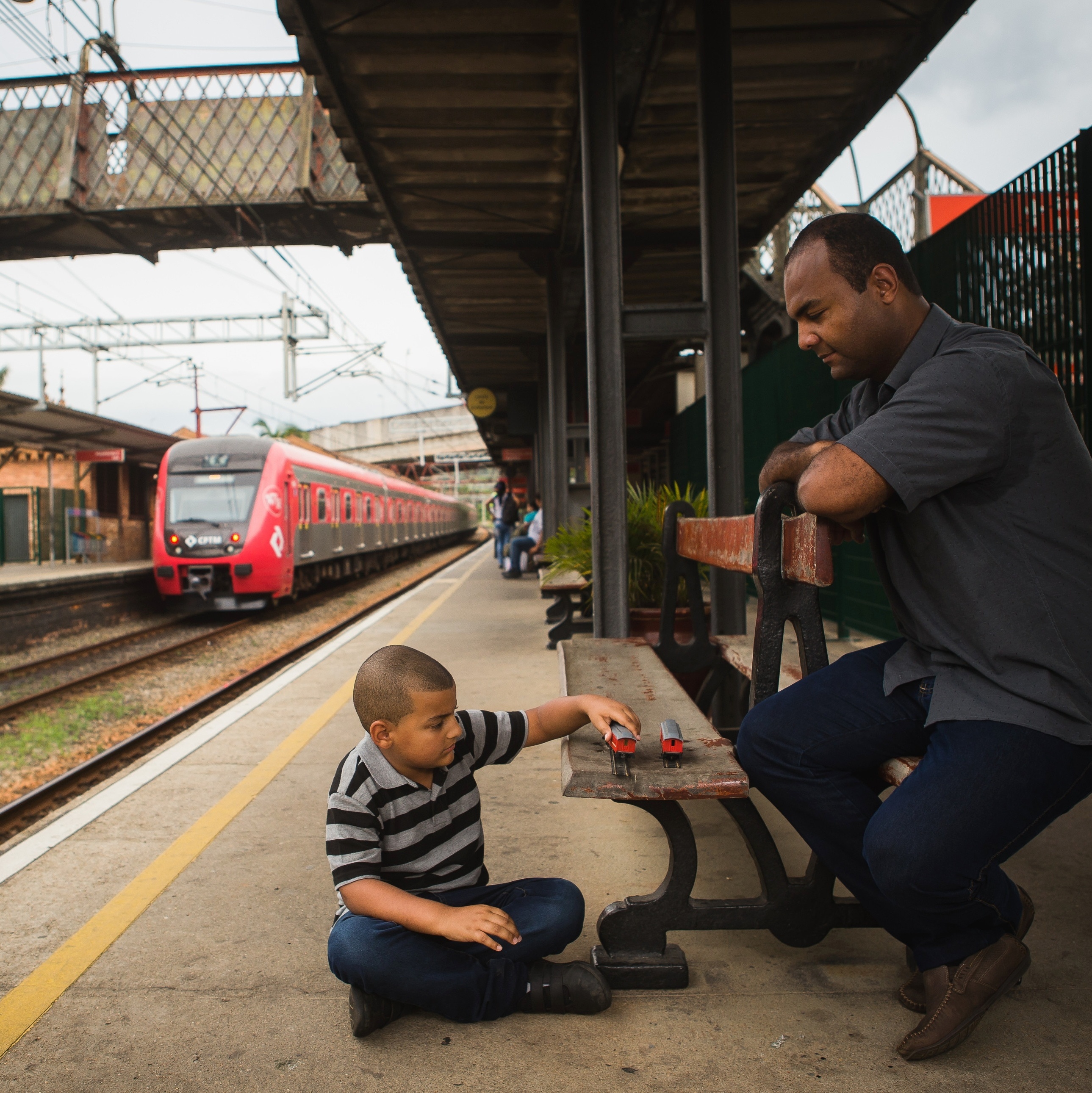 Menino usa trem de brinquedo para testar segurança sobre trilhos