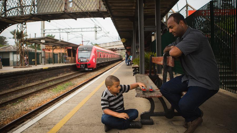 Em três semanas, Reginaldo de Jesus Silva, 38 anos, motorista e o filho Renan Gonçalves da Silva, 6 anos, visitaram todas as 94 estações da CPTM, que somam mais de 273 quilômetros de trilhos em 23 municípios - Valéria Gonçalvez/Estadão Conteúdo