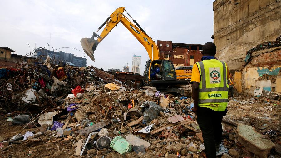 14.mar.2019 - Um retroescavadeira trabalha no local onde desabou um prédio que abrigava uma escola na Nigéria - Afolabi Sotunde/Reuters