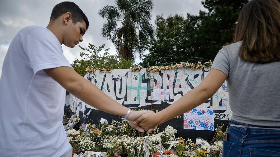 Culto ecumênico e abraço em torno da escola Raul Brasil homenagearam as vítimas - JULIEN PEREIRA/FOTOARENA/Estadão Conteúdo