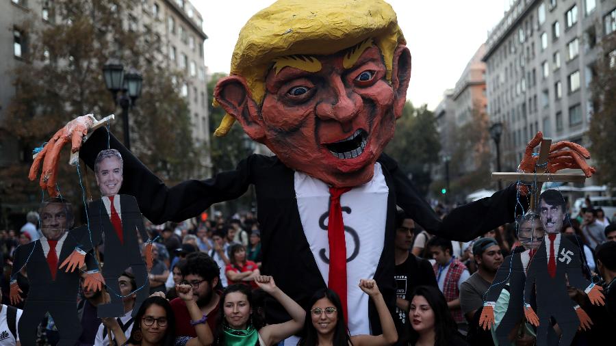 Manifestantes levaram boneco de Trump para protesto contra Bolsonaro em Santiago, capital chilena - REUTERS/Pablo Sanhueza