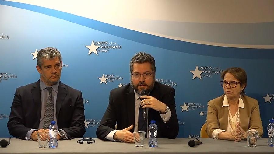 Chanceler Ernesto Araújo em entrevista coletiva em Bruxelas ao lado da ministra Tereza Cristina - Reprodução/YouTube