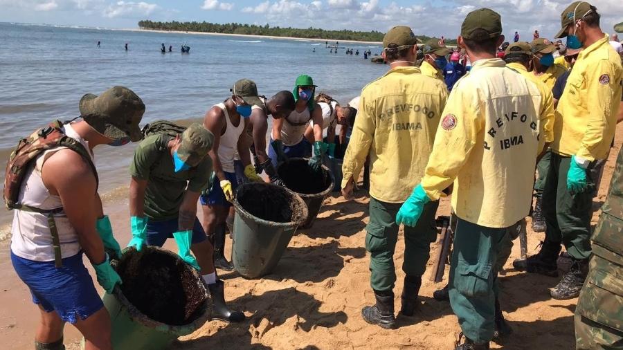 Militares da Marinha e agentes do Ibama trabalham para retirar óleo da foz do rio Jaboatão, em Pernambuco - Marinha