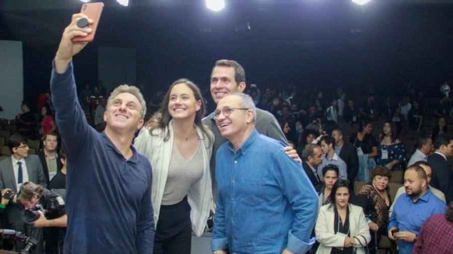 Luciano Huck e o ex-governador Paulo Hartung (de óculos) fazem selfie durante evento realizado em agosto em Vila Velha (ES) - Divulgação