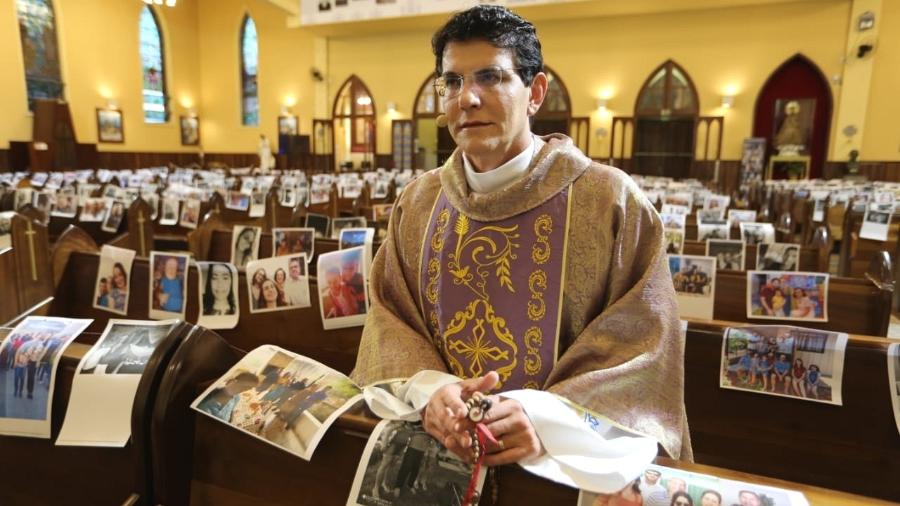 Padre Reginaldo Manzotti recebeu fotos de fiéis para tê-los presentes nas missão em Curitiba - Henrique Custódio / TV Evangelizar