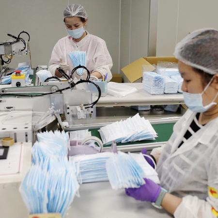 Funcionários de fábrica de máscaras em Taiwan - ANN WANG