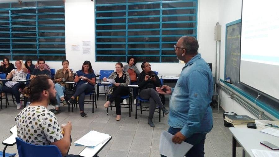 Professor Valdemar Gomes durante aula - Reprodução/Facebook/Escola Municipal Dona Jenny Gomes