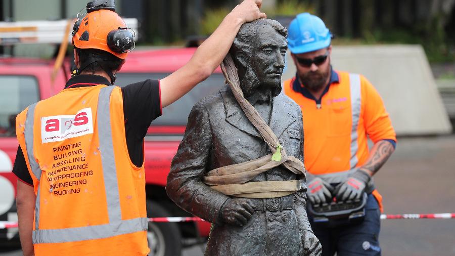 Estátua do capitão John Fane Charles Hamilton é removida em Hamilton, na Nova Zelândia - MICHAEL BRADLEY / AFP