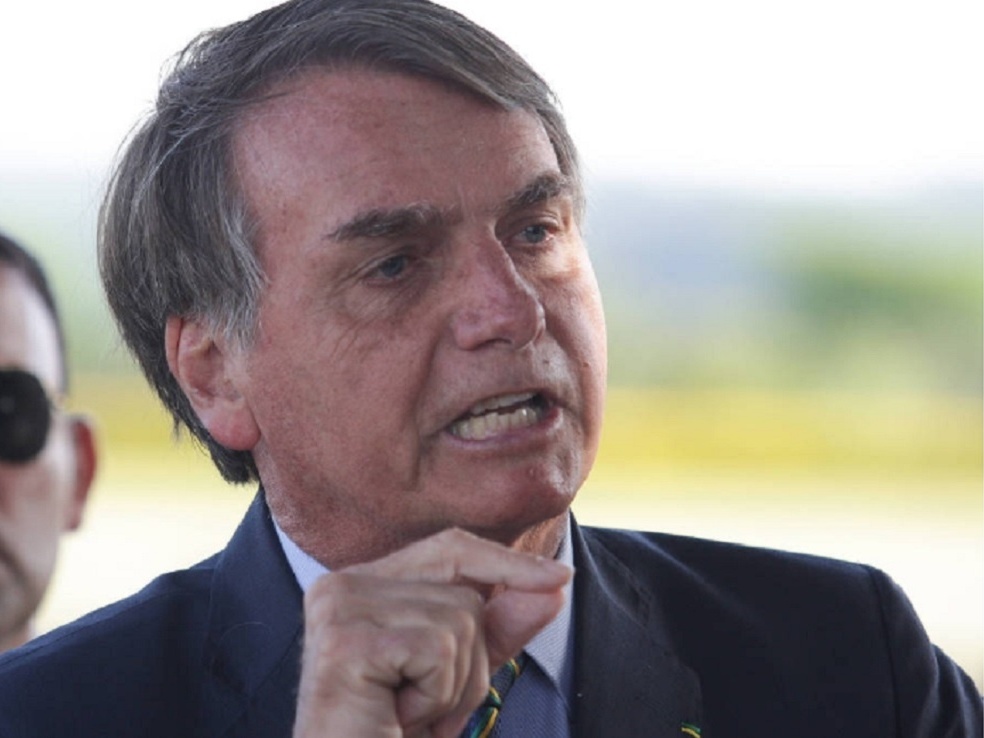 Bolsonaro abraça deputada de partido dos neonazista e excita fãs