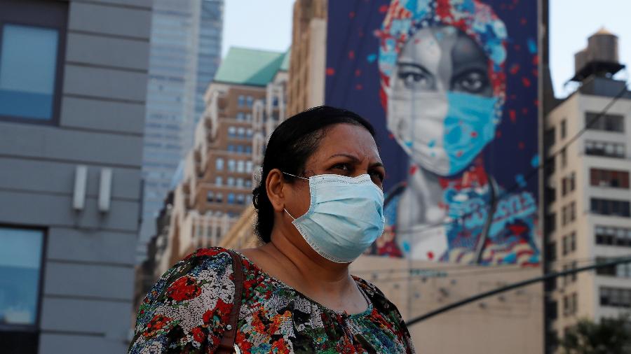 Mulher usa máscara de proteção contra o coronavírus em Nova York - 