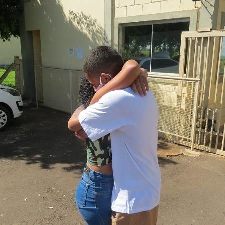 O pedreiro Robert Santos, 20, abraça sua mulher Vitória após deixar a penitenciária de Dracena (SP) - Álbum de família
