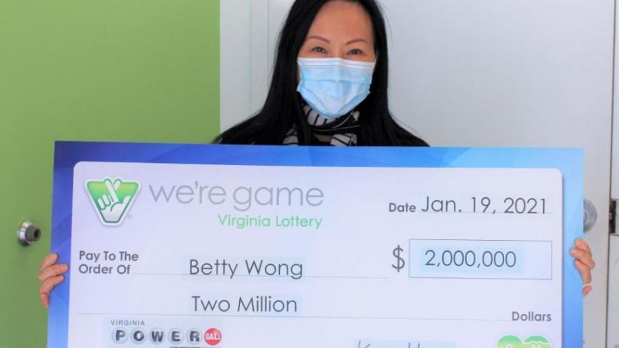 Betty Wong, do estado norte-americano da Virgínia, ganhou R$ 10,8 milhões na loteria depois de errar na compra online e adquirir 50 bilhetes de aposta  - Reprodução/Loteria da Virgínia