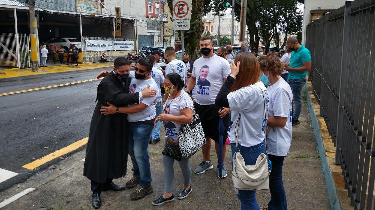 Advogado Campanini comemora a absolvição dos réus com familiares do guarda civil de Barueri Sergio Manhanhã  - Marcelo Oliveira/UOL - Marcelo Oliveira/UOL
