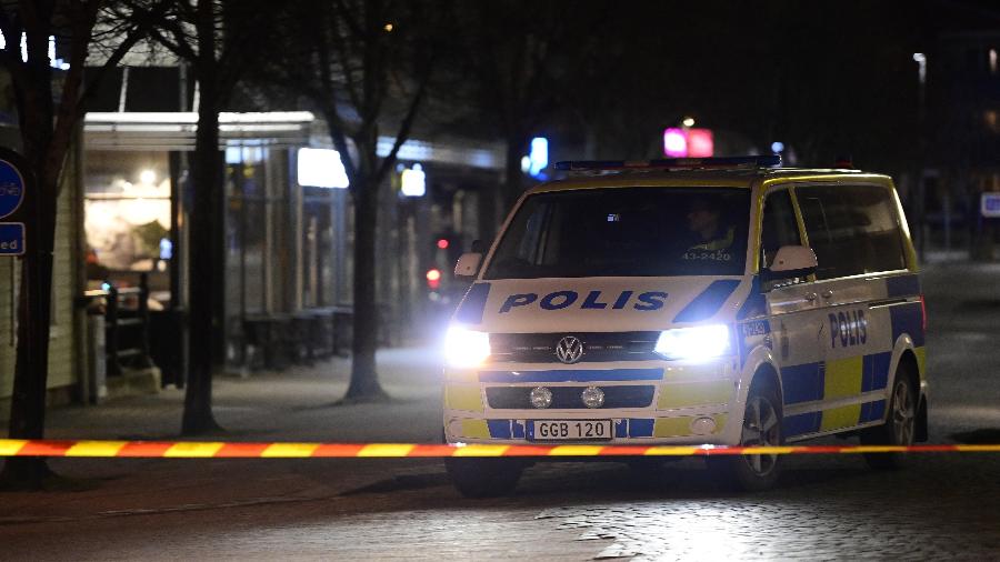 Polícia no local onde um homem atacou pessoas com uma faca na Suécia - Mikael FRITZON /AFP