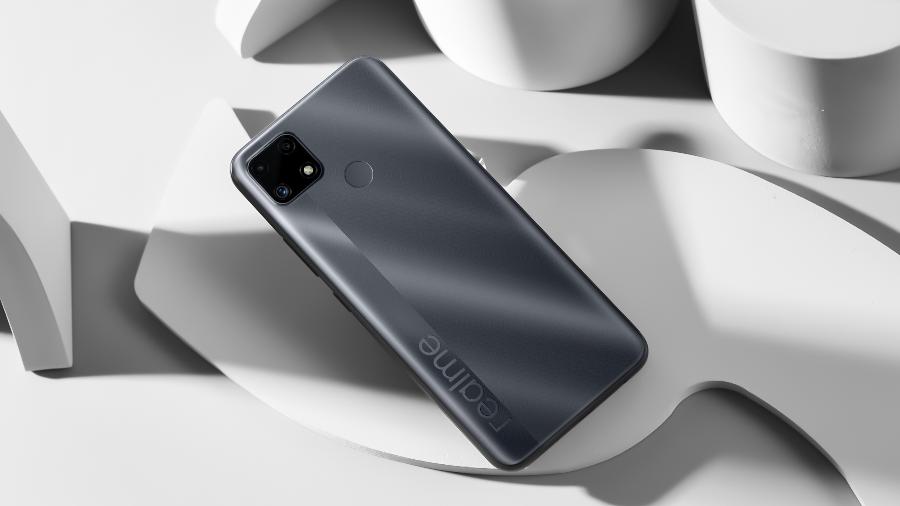 Celular Realme C25; repare que o sensor de biometria dele fica na traseira do dispositivo - Divulgação