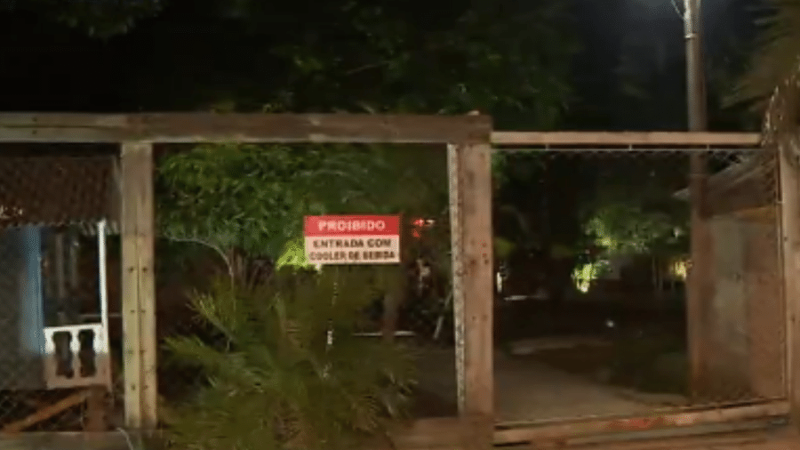 Píer em Ilha das Flores cedeu na noite de ontem; cerca de 50 pessoas foram parar nas águas do rio Jacuí - Reprodução/TV Globo