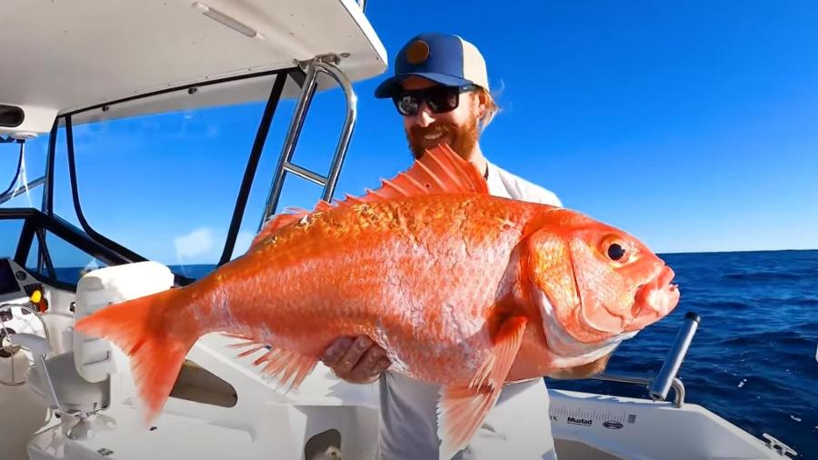 Brett Methven tem um canal de pesca no Youtube, onde mostrou a captura do "peixe-dourado" gigante  - Reprodução/Youtube/Coastal Chaos Adventures