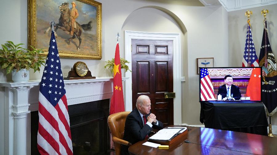 15.nov.2021 - O presidente dos Estados Unidos, Joe Biden conversa virtualmente com o presidente da China, Xi Jinping - Mandel Ngan/AFP
