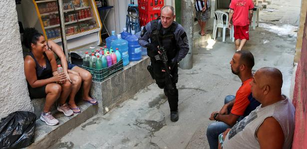 Policial durante operação contra o narcotráfico na favela do Jacarezinho, no Rio de Janeiro