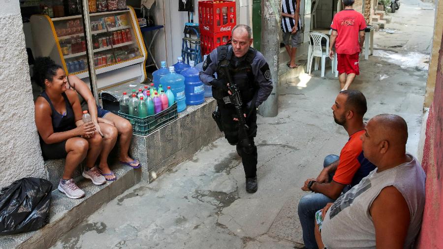 Policial durante operação contra o narcotráfico na favela do Jacarezinho, no Rio de Janeiro - Ricardo Moraes/Reuters