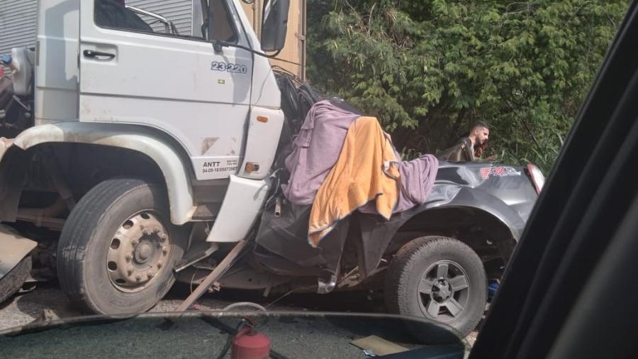 Três pessoas que estavam em uma caminhonete morreram após colisão com caminhão e carreta - Reprodução/Redes Sociais