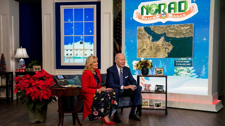 Presidente Joe Biden e a esposa Jill conversam com algumas pessoas que ligam para uma linha especial para acompanhar o trajeto do Papai Noel, que é rastreado desde 1955 pelo Comando de Defesa Aeroespacial da América do Norte (NORAD) - REUTERS/Elizabeth Frantz