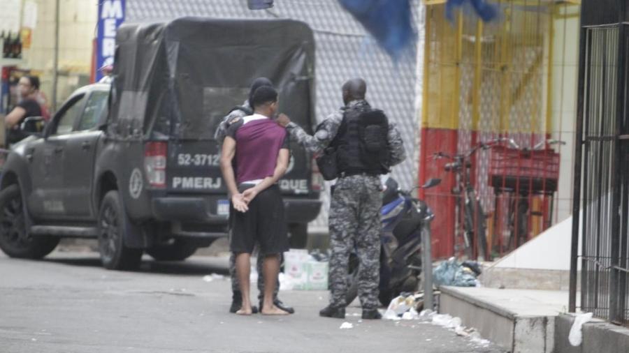 19.jan.2022 - Policial aborda jovem na favela do Jacarezinho, zona norte do Rio - MARCOS PORTO/AGÊNCIA O DIA/ESTADÃO CONTEÚDO