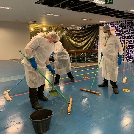 Funcionários fazem a limpeza do Departamento Médico da Câmara dos Deputados - Gabriela Vinhal/UOL