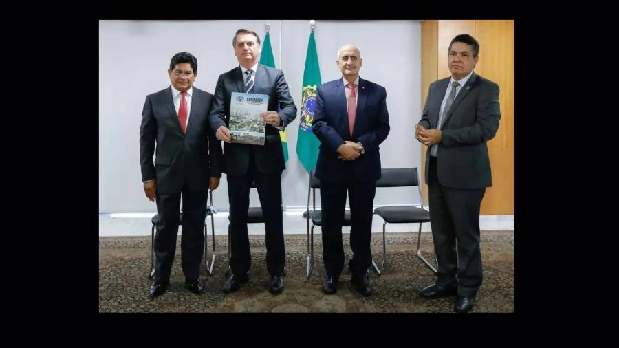 Bolsonaro em companhia dos pastores Gilmar Santos (à esq.) e Arilton Moura, à direita na foto; entre eles, o general Luiz Eduardo Ramos, secretário-geral da Presidência - Carolina Antunes/PR