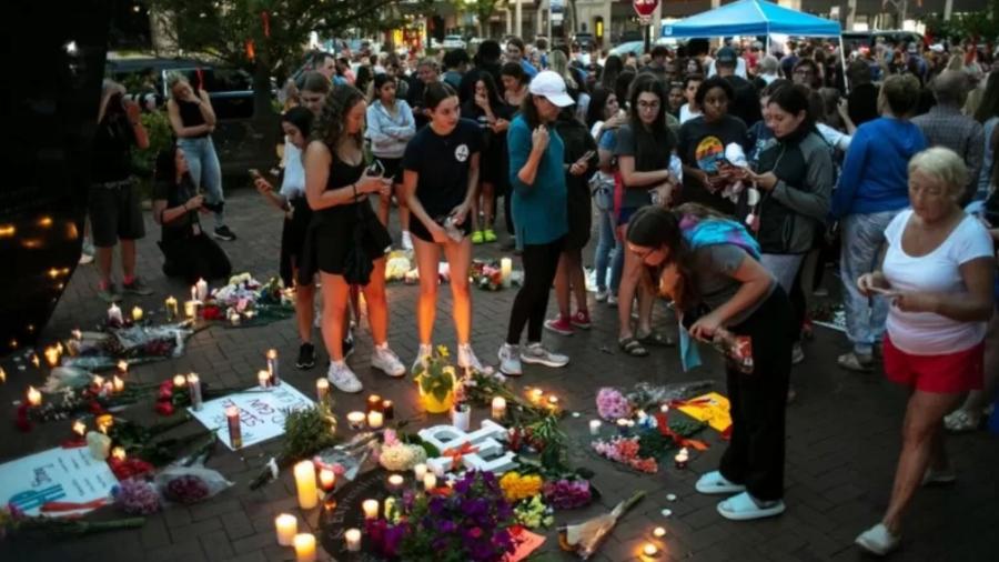 Moradores de Highland Park fizeram vigília por mortos e feridos em atentado - Getty Images