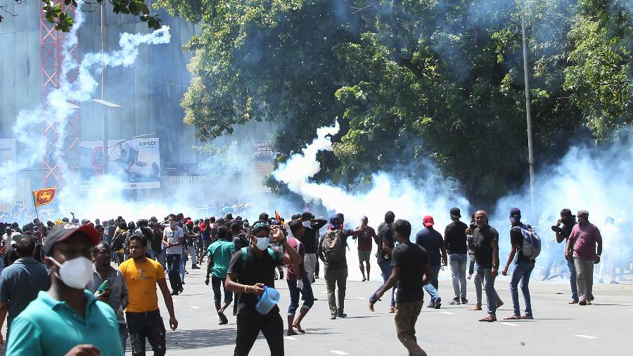 9.jul.2022 - Policiais usam gás lacrimogênio durante protesto que pede renúncia do presidente do Sri Lanka, Gotabaya Rajapaksa - AFP