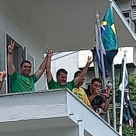 Flávio Bolsonaro faz ato de campanha na sede da Prefeitura de Três Rios (RJ) - Reprodução