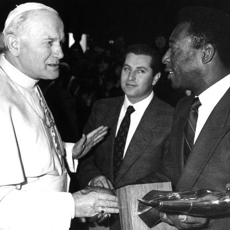 Pelé é abençoado pelo papa João Paulo II, no Vaticano, em 1978 - Reuters