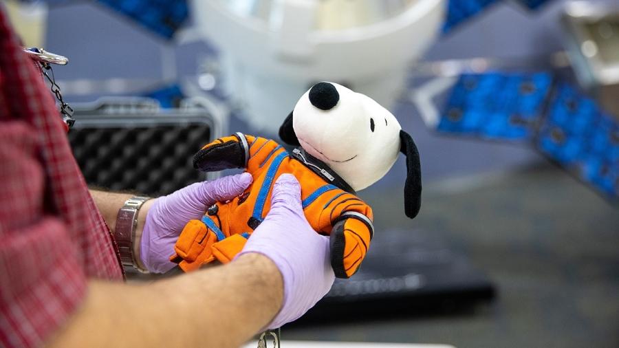 Um Snoopy de pelúcia foi um dos passageiros da cápsula espacial Orion, que orbitou a Lua na missão Artemis 1 - Nasa/Isaac Watson