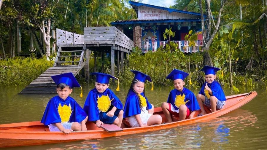 Estudantes concluíram a educação infantil; colégio municipal fica às margens do rio Acarajó - Danúbia Rodrigues