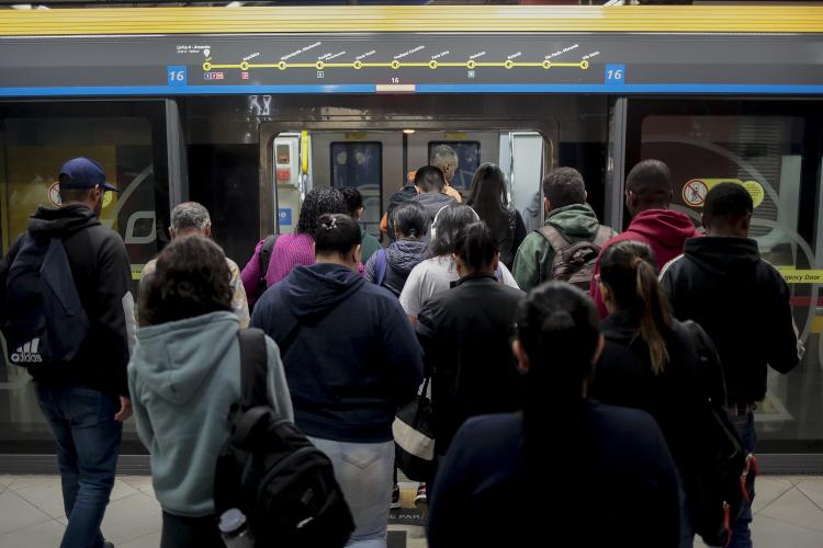 Passageiros embarcam na linha 4-amarela, administrada pela iniciativa privada em 3 de outubro