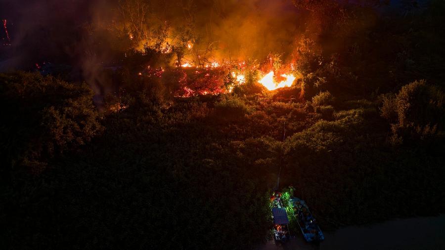 Incêndio florestal no Parque Encontro das Águas, às margens do rio São Lourenço, no Pantanal, perto de Poconé (MT)