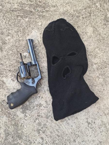 Arma e máscara apreendidas com o suspeito de matar o vigilante