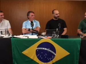 Inelegível, Bolsonaro quer registrar sua candidatura com filho como vice