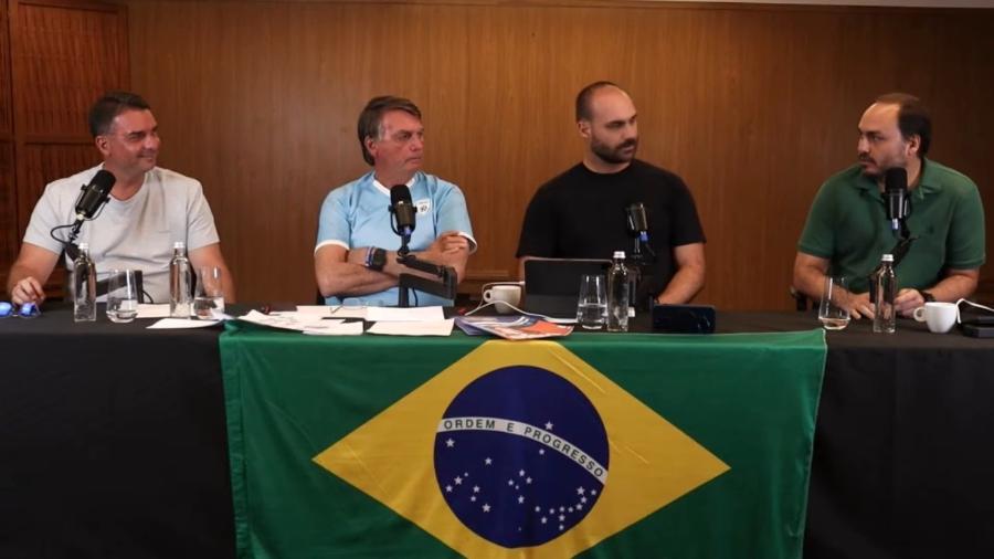 Jair Bolsonaro em live ao lado dos filhos Flávio, Eduardo e Carlos